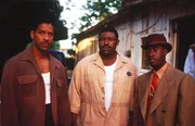 Easy (Denzel Washington, l.), Dupree Brouchard (Jernard Burks, M.) und Mouse Alexander (Don Chadle, r.) werden in ein Netz aus Korruption, Sex und Mord gezogen.