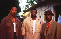 Easy (Denzel Washington, l.), Dupree Brouchard (Jernard Burks, M.) und Mouse Alexander (Don Chadle, r.) werden in ein Netz aus Korruption, Sex und Mord gezogen.