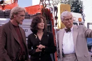 Steve (Barry Van Dyke, l.), Patricia Purcell (Dixie Carter, M.) und Dr. Mark Sloan (Dick Van Dyke, r.) suchen auf einem Schrottplatz nach Beweismaterial.