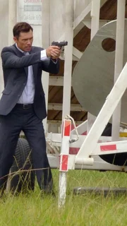 Michael (Jeffrey Donovan) muss auf einem Flughafen daf&uuml;r sorgen, dass einem Unternehmer nichts passiert. Doch kann ihm dies gelingen?