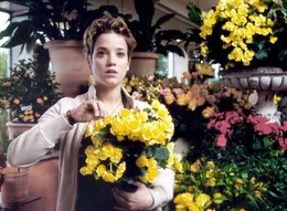 "Ich schenk' dir einen Seitensprung" Die Blumenverk&auml;uferin Sofie (Muriel Baumeister) ist best&uuml;rzt dar&uuml;ber, dass ihr Freund sie betrogen hat.