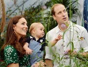 Herzogin Kate und Prinz William mit ihrem Sohn Pronz George bei einer Ausstellung.