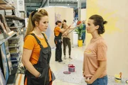 Marlene (Julia-Maria K&ouml;hler, r.) und andere Eltern wollen angesichts von mangelnden KiTa-Pl&auml;tzen flugs selbst R&auml;ume f&uuml;r eine eigene KiTa umbauen. Das n&ouml;tige Know-How soll eine Ladies Night im Baumarkt bringen, die Rosi (Marlene Morreis, l.) organisiert.