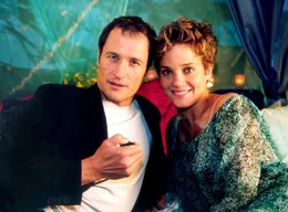 Seit 3 Jahren sind Erik (Markus Kn&uuml;fken) und Sofie (Muriel Baumeister) ein Paar: Zeit f&uuml;r einen Heiratsantrag.