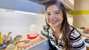 Anna darf die Pfauenküken mit der Hand füttern. Anna darf die Pfauenküken mit der Hand füttern.