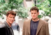 Der Polizist John Rykker (Greg Evigan, li.) sucht nach einem schweren Erdbeben in den Tr&uuml;mmern von New York zusammen mit seinem Partner Eric Steadman (G&ouml;tz Otto) nach seiner Frau und seiner Tochter.; ARD Degeto ERDBEBEN IN NEW YORK, "Earthquake In New York", am Freitag (15.11.24) um 03:40 Uhr im ERSTEN. Der Polizist John Rykker (Greg Evigan, li.) sucht nach einem schweren Erdbeben in den Tr&uuml;mmern von New York zusammen mit seinem Partner Eric Steadman (G&ouml;tz Otto) nach seiner Frau und seiner Tochter. &copy; ARD/Degeto, honorarfrei - Verwendung gem&auml;&szlig; der AGB im engen inhaltlichen, redaktionellen Zusammenhang mit genannter Degeto-Sendung und bei Nennung "Bild: ARD/Degeto" (S2). ARD Degeto/Programmplanung und Presse, Tel: 069/1509-335, degeto-presse@degeto.de