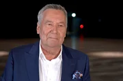 Roland Kaiser ist einer der erfolgreichsten Schlagersänger in Deutschland, eine Ikone der Unterhaltungsmusik. Er hat bis heute über 90 Millionen Platten verkauft, viele erreichten Gold- und Platinstatus. Vor allem aber begeistert er bis heute als Live-Sänger sein Publikum. Seine am Dresdner Elbufer stattfindende „Kaisermania“ zieht Schlagerfans aller Generationen aus ganz Deutschland an und ist längst ein Riesen-Event geworden. Damit ist er wirklich „der Kaiser“ seines Genres. Und einer, der den Osten eroberte, als die Mauer noch stand. Roland Kaiser ist einer der erfolgreichsten Schlagersänger in Deutschland, eine Ikone der Unterhaltungsmusik. Er hat bis heute über 90 Millionen Platten verkauft, viele erreichten Gold- und Platinstatus. Vor allem aber begeistert er bis heute als Live-Sänger sein Publikum. Seine am Dresdner Elbufer stattfindende „Kaisermania“ zieht Schlagerfans aller Generationen aus ganz Deutschland an und ist längst ein Riesen-Event geworden. Damit ist er wirklich „der Kaiser“ seines Genres. Und einer, der den Osten eroberte, als die Mauer noch stand.