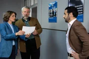 Die Kommissare Andresen (Sophie Melbinger, l.) und Stadler (Dieter Fischer, M.) sind Controller Donato (Paul Brusa, r.) dankbar, dass er sie bei der &Uuml;berpr&uuml;fung der Finanzen des Verd&auml;chtigen unterst&uuml;tzt.