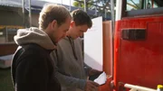 Vincent Matz und sein Bruder Bendix haben schon etliche VW-Busse umgebaut. Der Linienbus soll ihr Meisterst&uuml;ck werden.