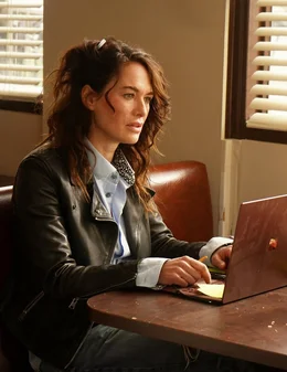 Gypsy (Lena Headey) schreibt an einem Buch, in dem sie eigene Lebenserfahrungen verarbeitet.