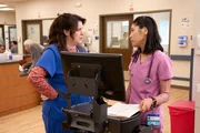 L-R: Allison Tolman als Alex, Kahyun Kim als Serena