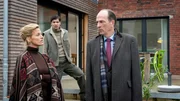 Timo Hiller (Oliver Bootz, im HG) verfolgt angespannt das Gespräch zwischen Markus Gellert (Herbert Knaup, r.) und Gisela Hiller (Janna Striebeck, l.). Timo Hiller (Oliver Bootz, im HG) verfolgt angespannt das Gespräch zwischen Markus Gellert (Herbert Knaup, r.) und Gisela Hiller (Janna Striebeck, l.).