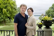 Bengt (Miroslav Nemec, links) freut sich, nach einem l&auml;ngeren Aufenthalt in den USA seine Schwester Louise (Sonja Kirchberger, rechts) wieder zu sehen.