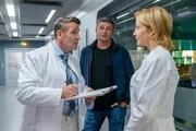 Martin Gruber (Hans Sigl, M.) bleibt nicht verborgen, dass es zwischen seinem Freund Dr. Alexander Kahnweiler (Mark Keller, l.) und Dr. Johanna R&uuml;diger (Annika Ernst, r.) knistert.