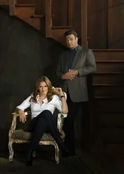 (6. Staffel) - Spannende F&auml;lle und aufregende Erlebnisse warten auf Castle (Nathan Fillion, r.) und Beckett (Stana Katic, l.) ...