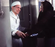 Luise Grandauer (Julia Ga&szlig;ner) trifft den Lichtl-Biwi (Andreas Gepfert), als sie den Stollenteig in die B&auml;ckerei Kreitmeier bringt, in die sie Jahre sp&auml;ter einheiratet.
