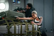 Die mordlustige Jo Braddock (Tati Gabrielle, r.) und ihre S&ouml;ldnertruppe jagen ebenfalls nach dem Schatz.