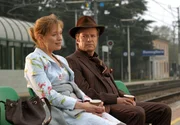 Anton (Roland Koch) bringt die von ihrem Mann tolldreist betrogene Dianne (Katja Weitzenb&ouml;ck) zum Zug.