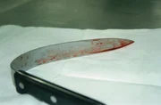Mit diesem Messer wurde Regina B. in ihrem Bett erstochen. Der T&auml;ter hat massiv auf die 39-J&auml;hrige eingestochen, so dass die Tatwaffe verbogen ist.