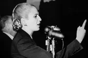 Eva Per&oacute;n, die Frau des argentinischen Pr&auml;sidenten Juan Per&oacute;n spielt mit ihrem Aussehen und ihrer Stimme.