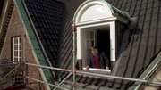Auf die neuen Dachgauben im Kloster St. Johannis ist Denkmalschutzarchitekt Alk Arwed Friedrichsen besonders stolz: Sie sehen so aus, als ob sie schon seit der Bauzeit dort gewesen w&auml;ren.