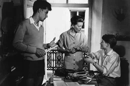 3. Frau Mutz (Ruth Hausmeister) hat in den letzten Monaten des zweiten Weltkrieges f&uuml;r zwei Kinder zu sorgen; denn sie hat den Berliner Jungen Hans Scholten (Folker Bohnet), einen Klassenkameraden ihres Sohnes Albert (Fritz Wepper, re.), zu sich aufgenommen. Ihr Mann steht im Feld. Noch ahnt sie nicht, dass auch Albert und Hans bald in Wehrmachtsuniform gesteckt werden.