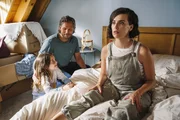 Asbest! Kikis (Leslie Seidenberger, l.) KiTa wird von heute auf morgen geschlossen. Marlene (Julia Maria K&ouml;hler, r.) ist entsetzt: wo bekommt sie so rasch einen KiTa-Platz her? Ehemann Thorsten (Sebastian Str&ouml;bel, M.) kann sie nicht unterst&uuml;tzen, denn der hat kurzfristig einen Job in Hamburg &uuml;bernommen.