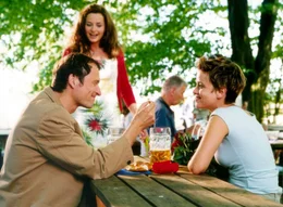 "Ich schenk' dir einen Seitensprung" Erik (Markus Kn&uuml;fken) will seiner Freundin Sofie (Muriel Baumeister, re.) gerade einen Heiratsantrag machen, als die "gute" Bekannte Melissa (Franziska Schlattner) nebenbei erw&auml;hnt, wie nett die der Abend mit Erik war.