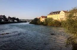 Eine Stadtansicht auf dem Weg mit dem Fahrrad durchs Traunviertel.