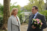 Vor der Wohnung des Opfers trifft Martina Seiffert (Astrid M. F&uuml;nderich, l.) auf Franz Siegert (Christoph Hagen Dittmann, r.) und stellt ihn zur Rede, was dem Ex-H&auml;ftling sichtlich unangenehm ist.