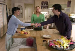 Dass sich John (Adam Sandler, r.) und Flor (Paz Vega, l.) scheinbar immer n&auml;herkommen, besorgt Johns Frau Deborah (Tea Leoni, M.) sehr. Also beschlie&szlig;t sie, etwas zu unternehmen.