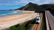 NDR Fernsehen L&Auml;NDER - MENSCHEN - ABENTEUER, "Spaniens gr&uuml;ner Norden - Mit dem Zug entlang der Costa Verde", am Donnerstag (13.01.22) um 20:15 Uhr. Die FEVE schl&auml;ngelt sich dicht an der K&uuml;ste Nordspaniens, nur ein paar Meter entfernt der Playa de San Antol&iacute;n. &copy; NDR/elb motion pictures GmbH/Felix Korfmann, honorarfrei - Verwendung gem&auml;&szlig; der AGB im engen inhaltlichen, redaktionellen Zusammenhang mit genannter NDR-Sendung bei Nennung "Bild: NDR/elb motion pictures GmbH/Felix Korfmann" (S2). NDR Presse und Information/Fotoredaktion, Tel: 040/4156-2306 oder -2305, pressefoto@ndr.de