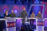 Moderator Florian Weber stellt in seinem Wissensquiz die Alltagstauglichkeit seiner prominenten Kandidaten auf die Probe. &bdquo;Meister des Alltags&ldquo; spendet seinen Gewinn einem guten Zweck. v.li. Enie van de Meiklokjes, Bodo Bach, Florian Weber, Alice Hoffmann und Dennis Wilms