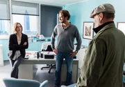 Lisa (Annika Kuhl) und der Arzt Felix (Jan Messutat, Mitte) versuchen, dem widerspenstigen Horst (Heiner Lauterbach, re.) den Ernst seiner Lage deutlich zu machen.