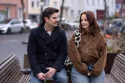 Paco (Milos Vukovic) tr&ouml;stet Anna (Marie Zielcke), als er erf&auml;hrt, dass deren Familienleben in Japan zu zerbrechen droht.