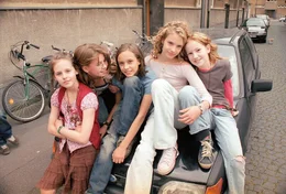 (v.l.n.r.) Frieda (Lucie Hollmann), Trude (Zsa Zsa Inci B&uuml;rkle), Wilma (Jette Hering), Melanie (Paula Riemann) und Sprotte (Michelle von Treuberg) bilden zusammen die "Wilden H&uuml;hner". Ihr Bandenzeichen ist eine H&uuml;hnerfeder, die sie um den Hals tragen!