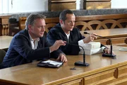Manager Dennis (Roman Knižka, rechts) konnte nicht verhindern, dass Felix (Bernhard Schir) nach einer Fahrerflucht den F&uuml;hrerschein abgeben muss.