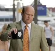Det. Frank Tripp (Rex Linn) wird zu einem Tatort gerufen. Das Opfer ist dem CSI-Team kein Unbekannter - es handelt sich um Natalias Ex-Mann Nick Townsend.