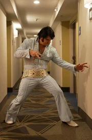 F&uuml;r Randy Travis ist es Elvis B&uuml;hnenpr&auml;senz und sein Spiel mit Tabus, die ihn so verf&uuml;hrerisch gemacht haben. Als Tribute Artist wollen Elvis eigenwilligen Bewegungen wohlge&uuml;bt sein.