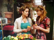 Tina (Henriette Heinze, r.) r&auml;t ihrer Freundin Sofie (Muriel Baumeister), sich an ihrem untreuen Freund zu r&auml;chen.