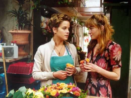 Tina (Henriette Heinze, r.) r&auml;t ihrer Freundin Sofie (Muriel Baumeister), sich an ihrem untreuen Freund zu r&auml;chen.