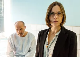 Lisa (Annika Kuhl) hatte nie ein gutes Verh&auml;ltnis zu ihrem Vater Horst (Heiner Lauterbach) &ndash; doch angesichts seiner schweren Erkrankung zeigt sie sich dennoch besorgt.; ARD Degeto LETZTE AUSFAHRT SAUERLAND, am Samstag (05.10.24) um 14:00 Uhr im ERSTEN. Lisa (Annika Kuhl) hatte nie ein gutes Verh&auml;ltnis zu ihrem Vater Horst (Heiner Lauterbach) &ndash; doch angesichts seiner schweren Erkrankung zeigt sie sich dennoch besorgt. &copy; ARD Degeto/Frank Dicks, honorarfrei - Verwendung gem&auml;&szlig; der AGB im engen inhaltlichen, redaktionellen Zusammenhang mit genannter Degeto-Sendung und bei Nennung "Bild: ARD Degeto/Frank Dicks" (S2). ARD Degeto/Programmplanung und Presse, Tel: 069/1509-335, degeto-presse@degeto.de