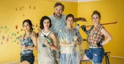 Kita geschlossen? Kein Problem! Gemeinsam mit anderen Eltern, die einen KiTa-Platz suchen, renoviert Marlene (Julia-Maria K&ouml;hler, 2. v. l.) flugs neue R&auml;ume - aber Bauen ist ein Abenteuer, auch f&uuml;r Marlene!