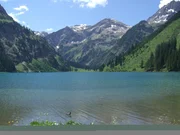 Der Vilsalpsee, einer der sch&ouml;nsten Bergseen Tirols, im Sommer.