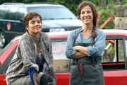 Karolin (Celia Sarto, rechts) und Frieda (Muriel Baumeister) sind gute Freundinnen.