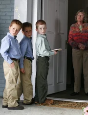 Lynette hat mal wieder Probleme mit ihren Jungs (Brent Kinsmann, Shane Kinsman und Zane Huett, r.). Sie haben bei der Nachbarin, Mrs. McCluskey (Kathryn Joosten, r.) gestohlen und schreiben einen Entschuldigungsbrief.