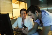 Prof. Lisa Wolter (Eva Maria Bayerwaltes, l.) und Benedikt F&ouml;rster (Florian W&uuml;nsche, r.) informieren das Team der SOKO via Telefon &uuml;ber ihre neuesten rechtsmedizinischen Erkenntnisse.