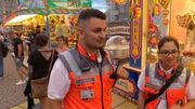 Der Notfallsanit&auml;ter Ahmet Kalayci vom Deutschen Roten Kreuz &ndash; hier mit einer Kollegin &ndash; arbeitet ehrenamtlich auf dem Heinerfest Darmstadt.