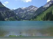 Der Vilsalpsee, einer der sch&ouml;nsten Bergseen Tirols, im Sommer.