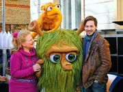 Mumbro (unten) und Zinell mit Frau Zoffke (Hildegard Schroedter) und Musiker Jimmy (Franz Dinda).